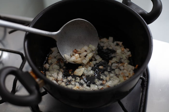 A ordem de refogar alho e cebola: o que isso altera no sabor, segundo uma chef